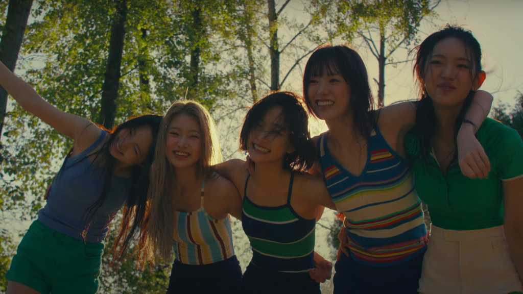 KiiiKiii、デジタルシングル「DANCING ALONE」MV公開…ハツラツとしたダンスを披露