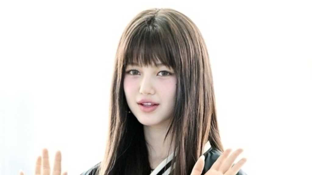 NewJeans ダニエル、ADORとの法的紛争中に海外アーティストと楽曲制作？投稿が話題に