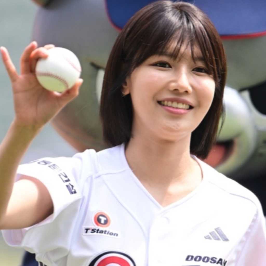 【PHOTO】少女時代 スヨン、始球式に登場…爽やかなユニフォーム姿