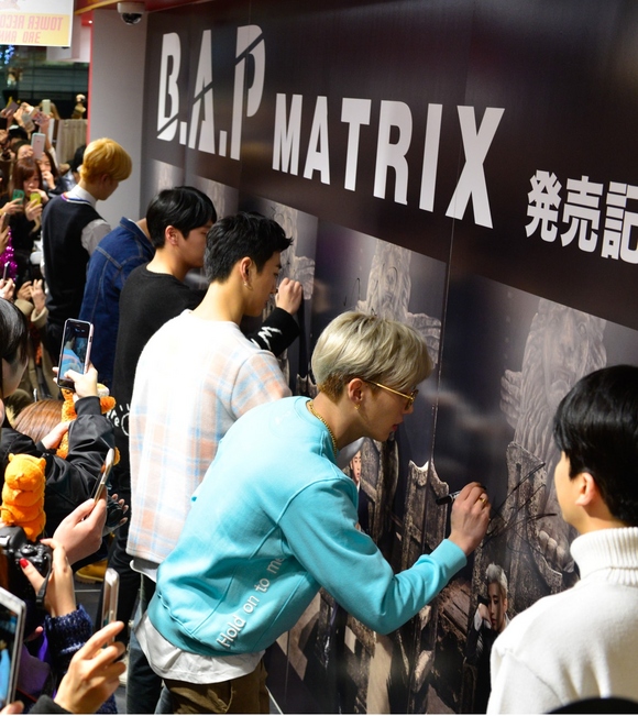 PHOTO】B.A.P、タワーレコード渋谷店に登場！「MATRIX」発売記念パネル