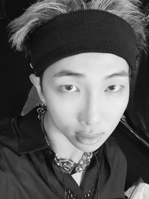 Bts 防弾少年団 Rm ヘアバンドスタイルを披露 カリスマ性溢れる姿に注目 Kstyle