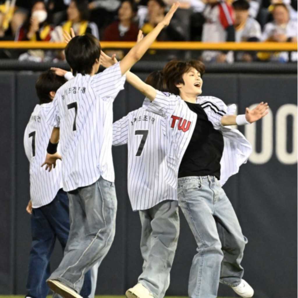 【PHOTO】STARSHIPの新人ボーイズグループNewKids、デビュー前に異例！野球の試合で祝賀公演を披露