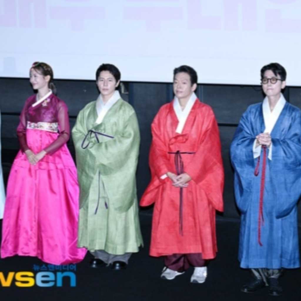 【PHOTO】チョ・ウジン&チョン・ギョンホら、鮮やかな韓服姿!映画「ボス」舞台挨拶に出席