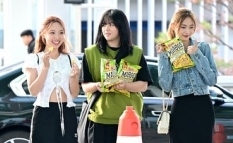 PHOTO】TWICE、海外スケジュールのためフィリピンへ出国…お菓子を持っ  
