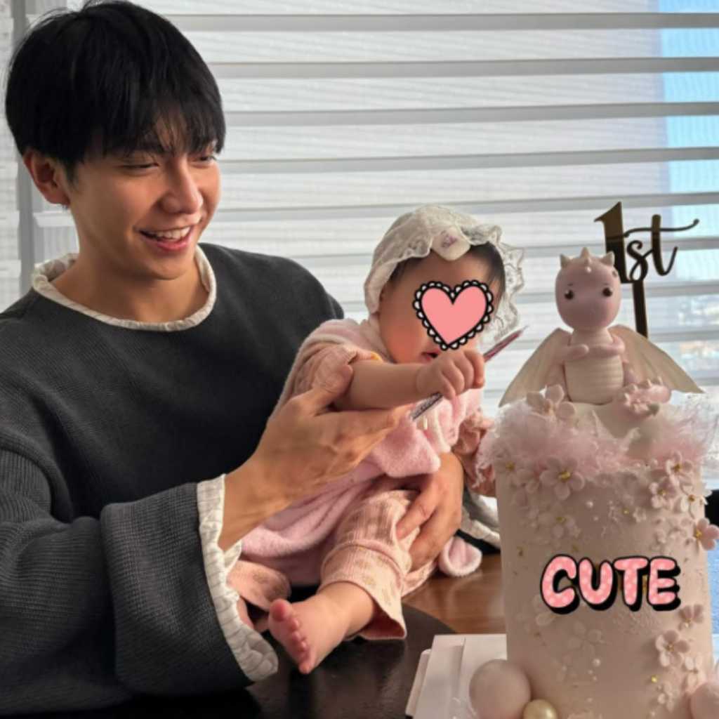 イ・ダイン、夫イ・スンギと1歳になった娘の写真を公開…誕生日パーティーの様子が話題