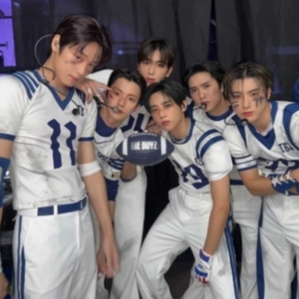 THE BOYZ、衣装にも注目！「2025 SBS歌謡大典」ステージにファン熱狂