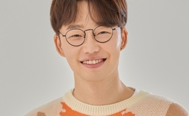 ホン・デグァン、新曲「一歩ずつ足並みをそろえて」MVを公開…心ときめく愛の歌