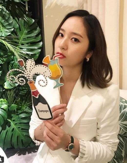 F X クリスタル 変わらぬクールな美貌 Snsでセルフショット公開 Kstyle