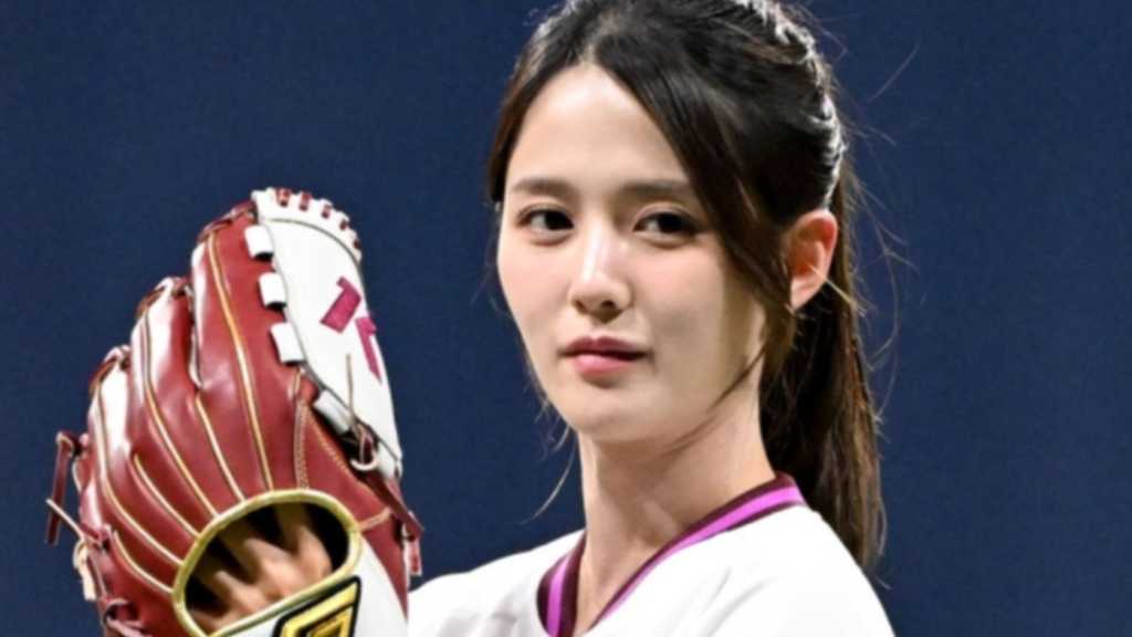 【PHOTO】ナム・ボラ、始球式に登場…キュートな笑顔で挨拶