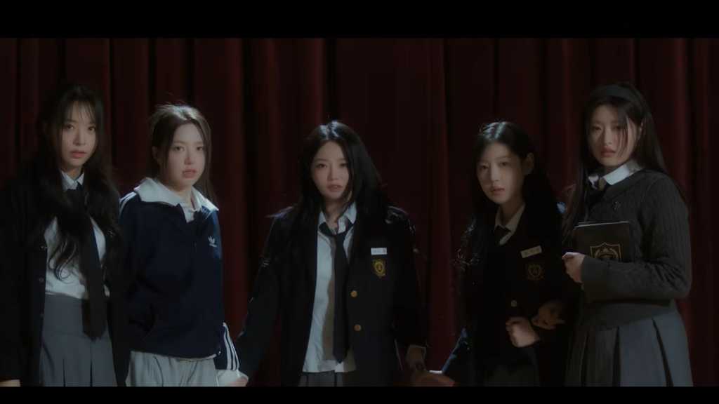 FIFTY FIFTY、先行公開曲「STARSTRUCK」MV公開…学校を背景に演技を披露
