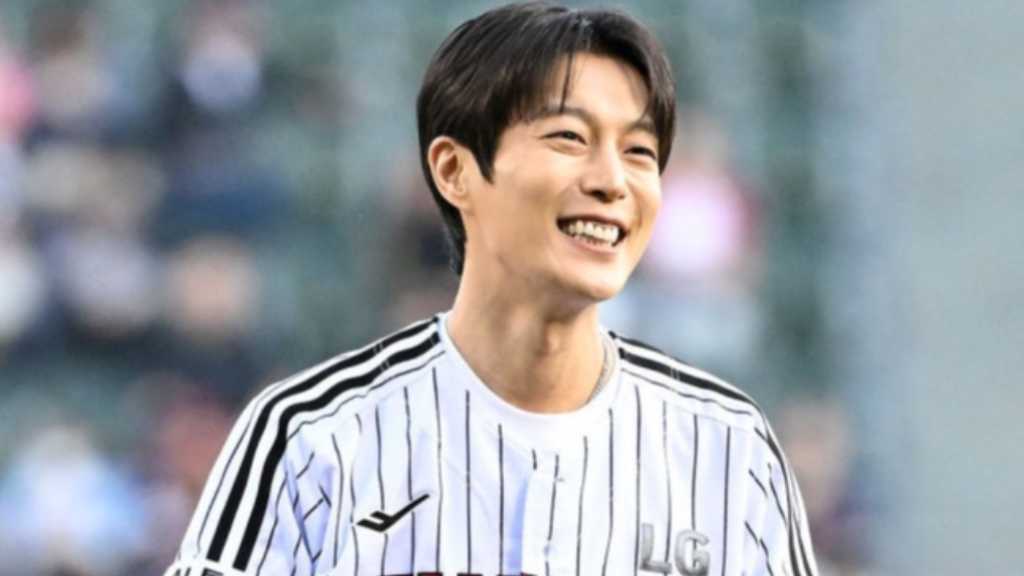 【PHOTO】Highlight ユン・ドゥジュン、始球式に登場…パワフルな投球フォーム