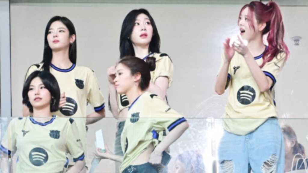 【PHOTO】ITZY、サッカー観戦中の姿をキャッチ…お揃いのユニフォームで応援