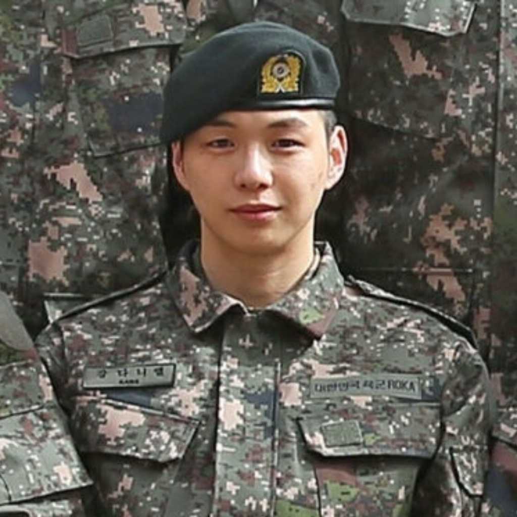 カン・ダニエル、訓練所での近況を公開！分隊長に志願…ファンから応援メッセージ続々