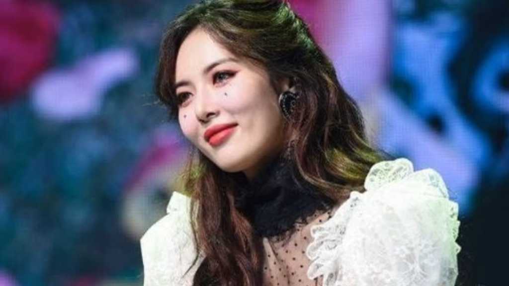 キム・ヒョナ、ステージ上で失神も…再びSNSを更新！控室でのセクシーショット公開