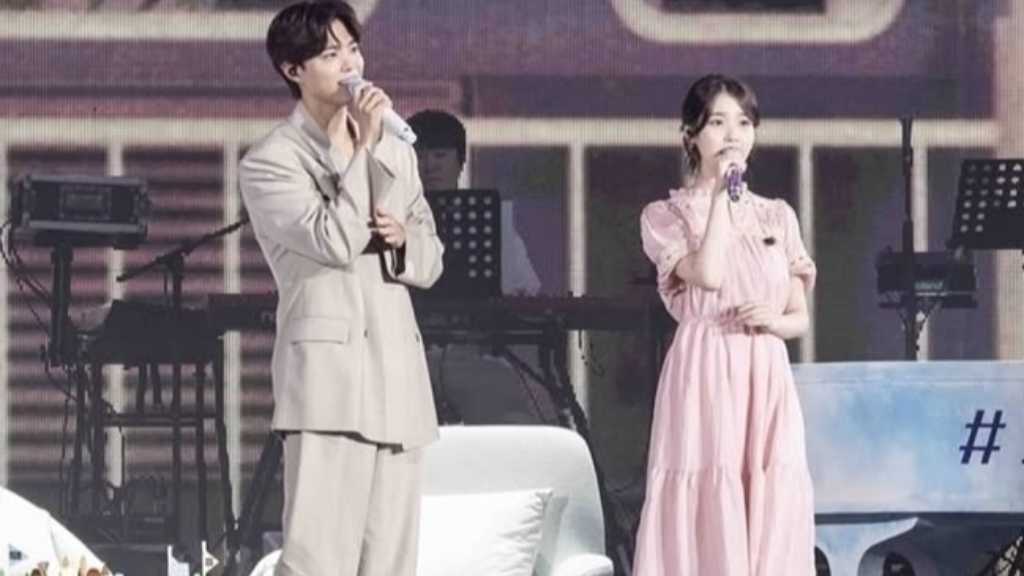 パク・ボゴム＆IU、今度はファンミーティングにサプライズ登場！仲睦まじい姿が話題に
