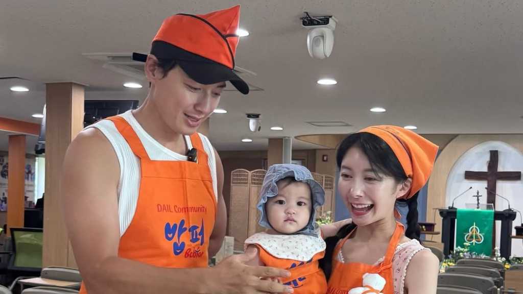 イ・ジフン＆アヤネさん夫婦、娘と共にボランティア活動に参加…エプロン姿が可愛すぎと話題