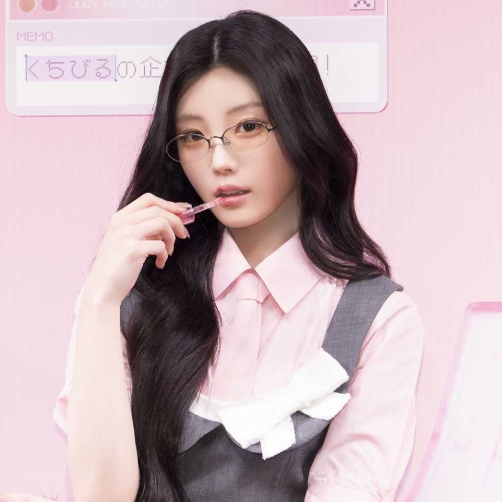 ILLIT ウォンヒ「rom＆nd」モデルとして初登壇！アイドル課の“課長”としてオフィスルックで新作アイテムを紹介