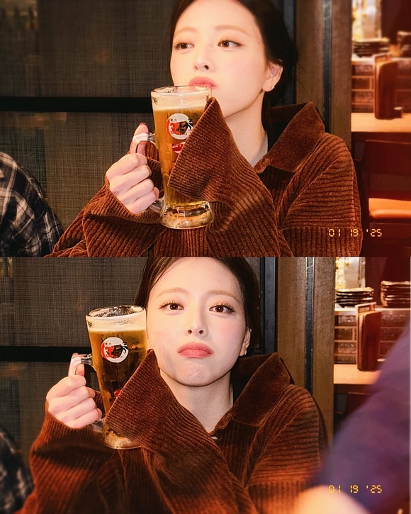 ITZY ユナ、日本滞在中の愛らしい姿を公開！ビール片手に抜群の