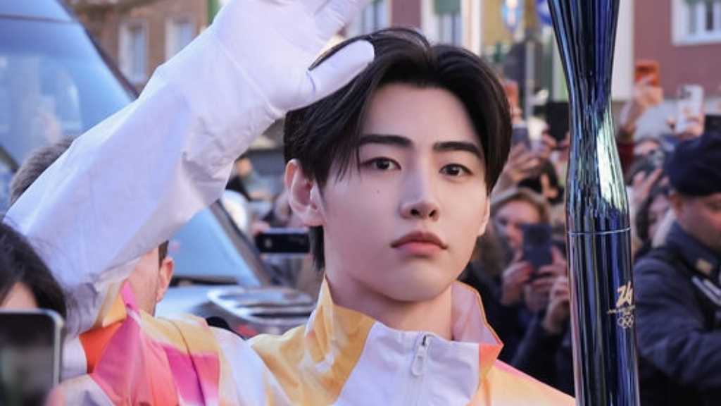 ENHYPEN ソンフン、ミラノ・コルティナ五輪の聖火リレーランナーとして登場！現場には多くのファンも