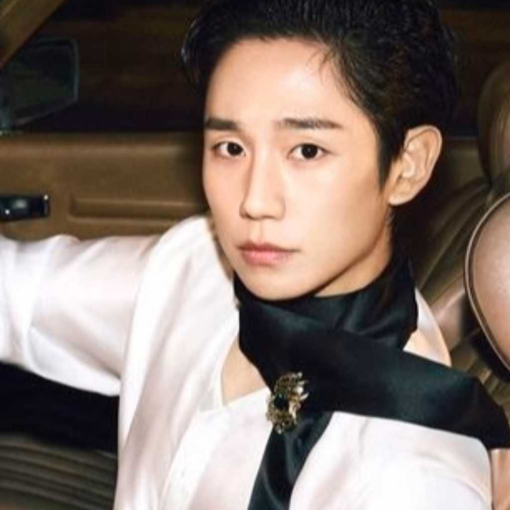 チョン・ヘイン、一風変わった雰囲気…シルクシャツ姿でシックな男性美を披露