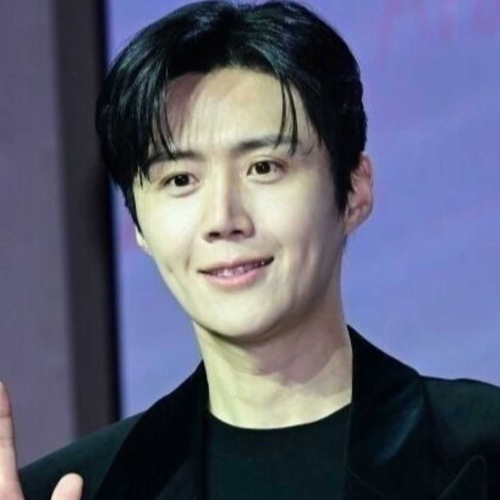 キム・ソンホ、騒動の余波？広告が削除…演劇には予定通り出演へ