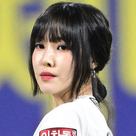【PHOTO】元GFRIEND ユジュ、始球式に登場…魅力的なユニフォーム姿