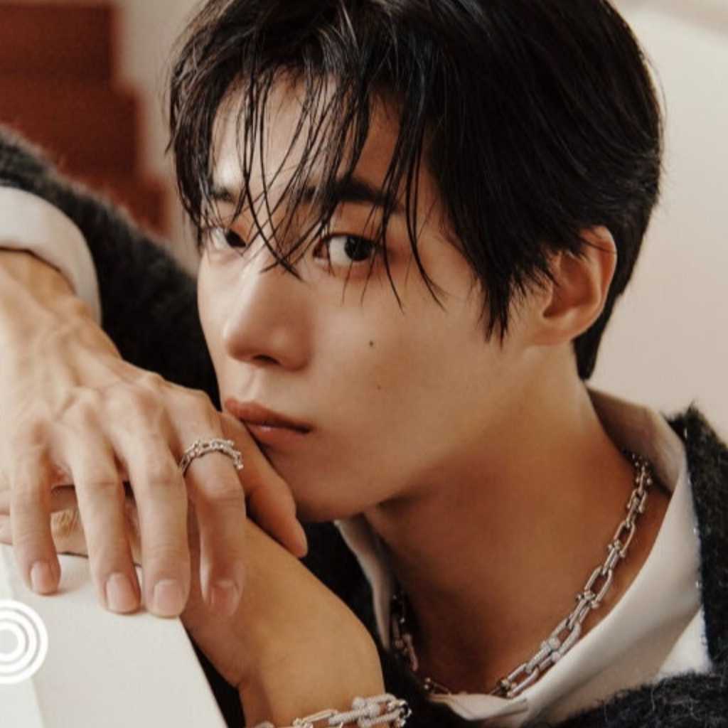 チュ・ヨンウ、グラビアで率直な思いを語る「優しさを学ぼうと努力している」(動画あり)