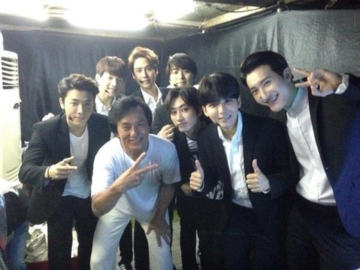 Super Junior M リョウク ジャッキー チェンのコンサートで記念写真 Ni Hao Kstyle