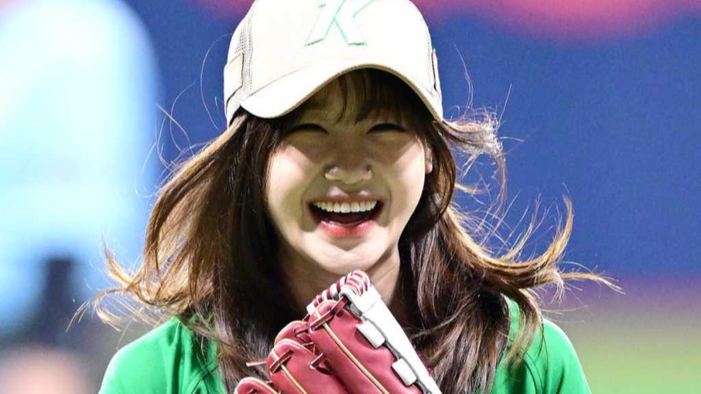 【PHOTO】元Weki Meki チェ・ユジョン、始球式に登場…可愛らしい笑顔