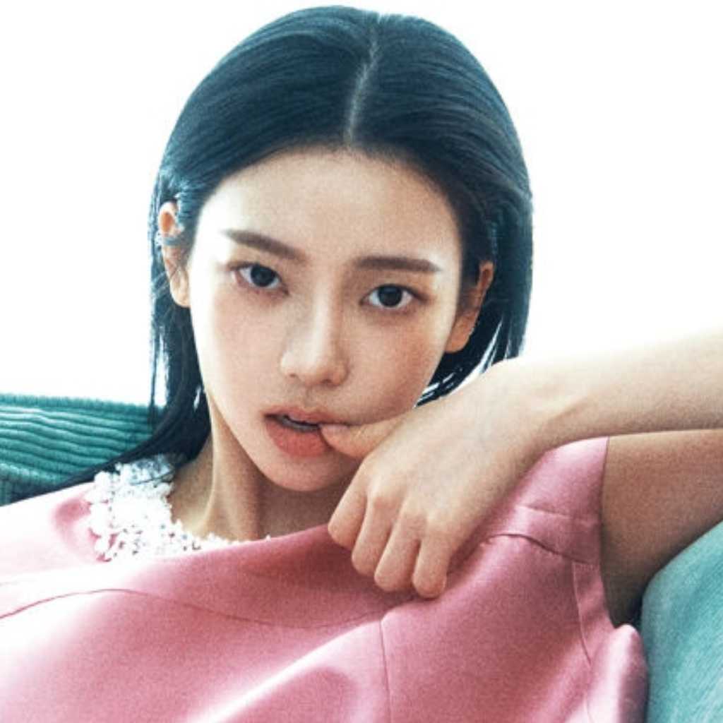 aespaのKARINA、グラビアでカリスマ性あふれる魅力を披露「まだステージに立つと緊張する」