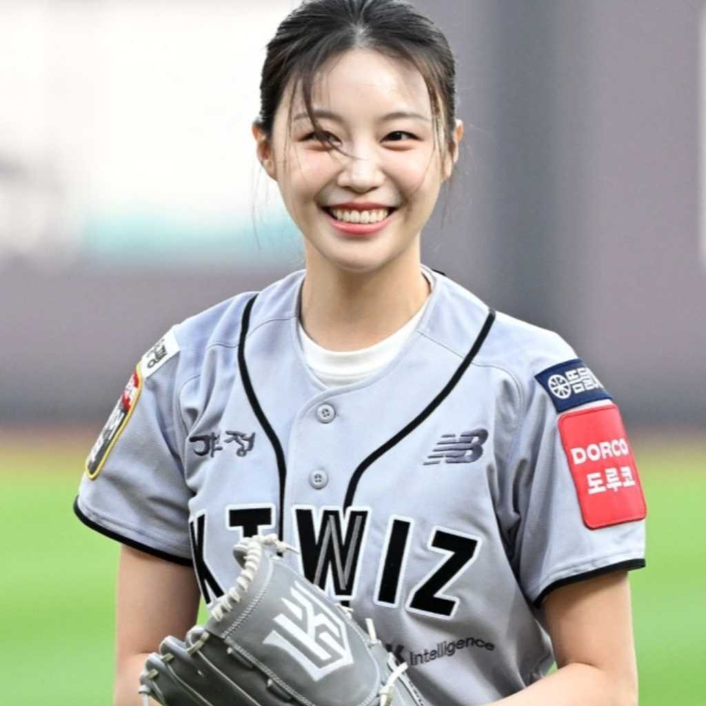 【PHOTO】「脱出おひとり島4」出演チョン・ユジン、始球式に登場…弾ける笑顔