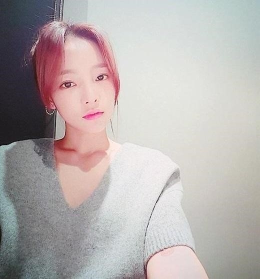 Kara ハラ しっとりとした雰囲気のセルフショットを公開 さらに成熟した美貌 Kstyle