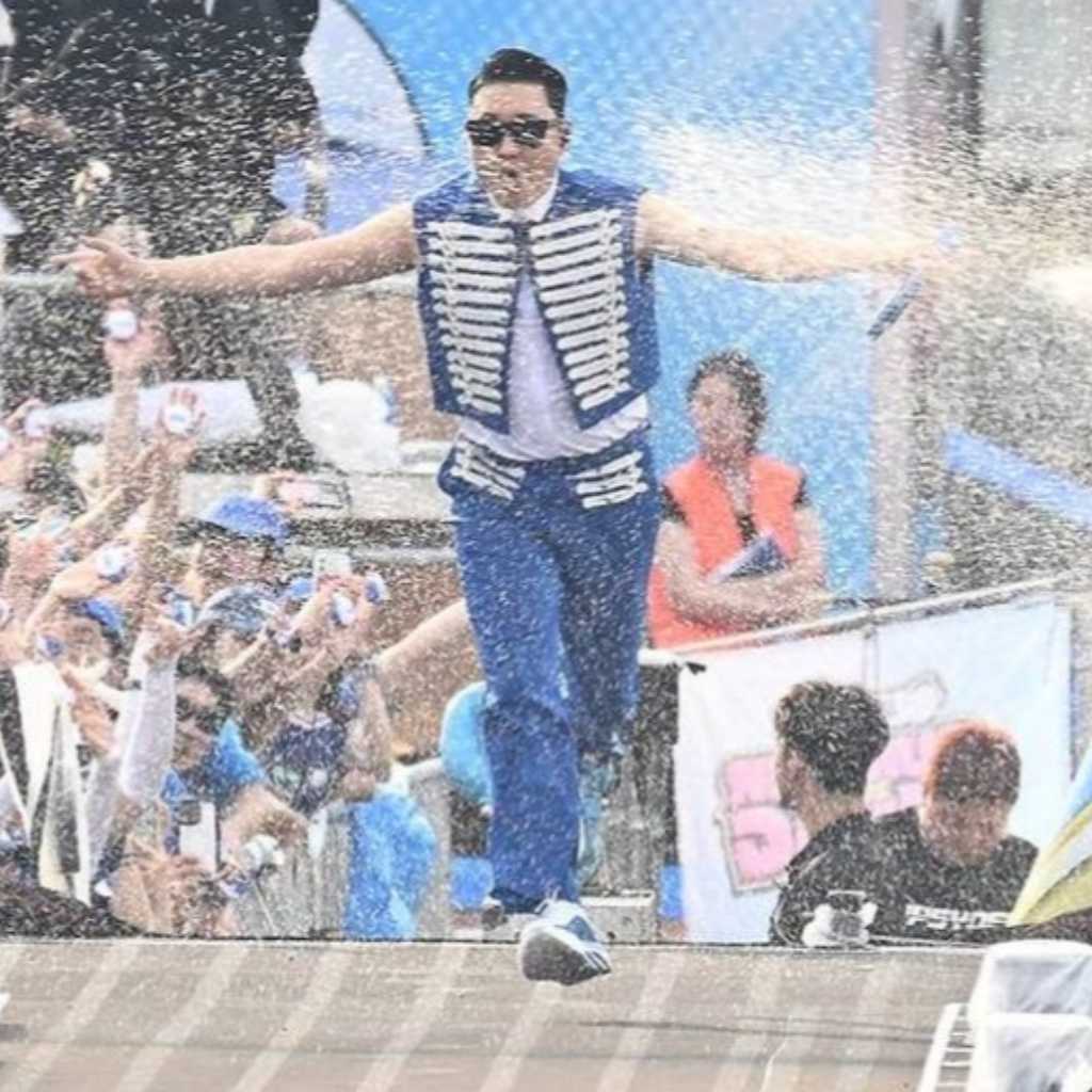PSY「びしょびしょショー」花火の煙が近隣まで広がり議論に…韓国プロ野球の試合が一時中断