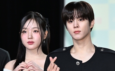 キム・ウソク、交際中のカン・ナオンと公の場に揃って登場「私事で注目されて申し訳ない」