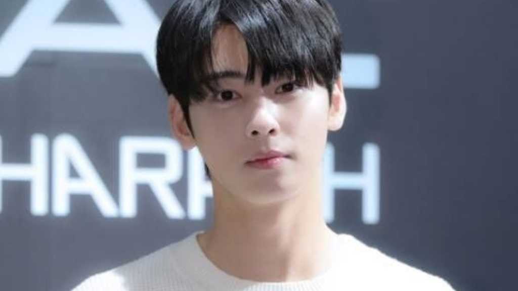 ASTRO チャウヌ、カチューシャ姿でお茶目な変顔も！？軍隊の仲間たちと撮った写真が話題に