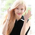 【PHOTO】BLACKPINK ロゼ、ワールドツアーのためフランスへ出国…手を振って挨拶(動画あり)