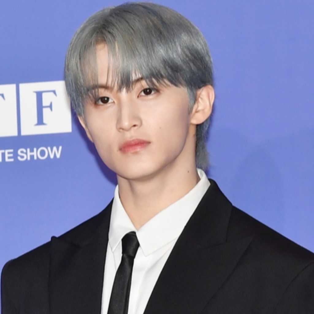 マーク、NCT脱退・新事務所を設立後初の公式ステージに登場！未公開曲を初披露
