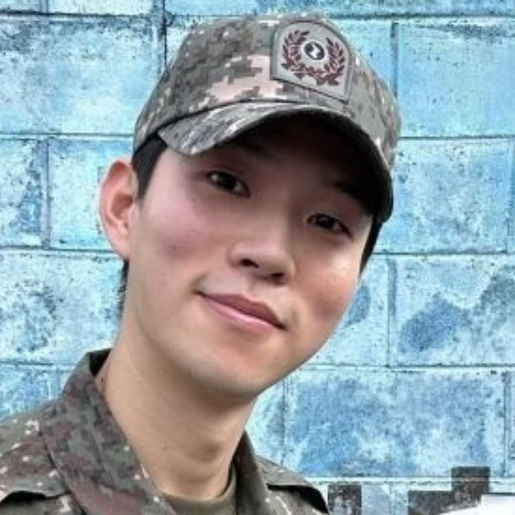 「還魂」出演ユ・インス、ついに除隊…アン・ウンジン&チュウォンらも祝福
