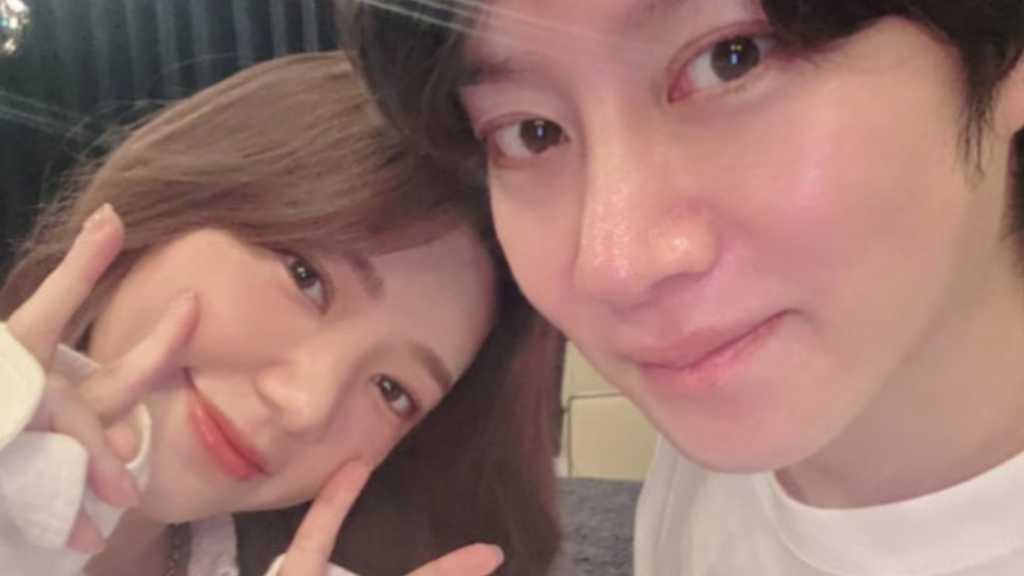 SUPER JUNIOR ヒチョル、仮想妻パフ・クオと11年ぶりの再会！近況ショットが話題