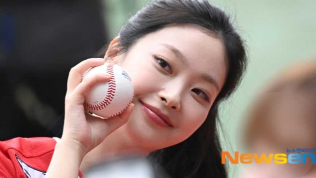 【PHOTO】チェ・ヒジン、始球式に登場…キュートな笑顔