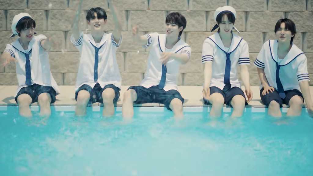 AmbiO、新曲「BLUE SPLASH」MV公開…夏らしいスタイリングで爽やかな魅力を披露