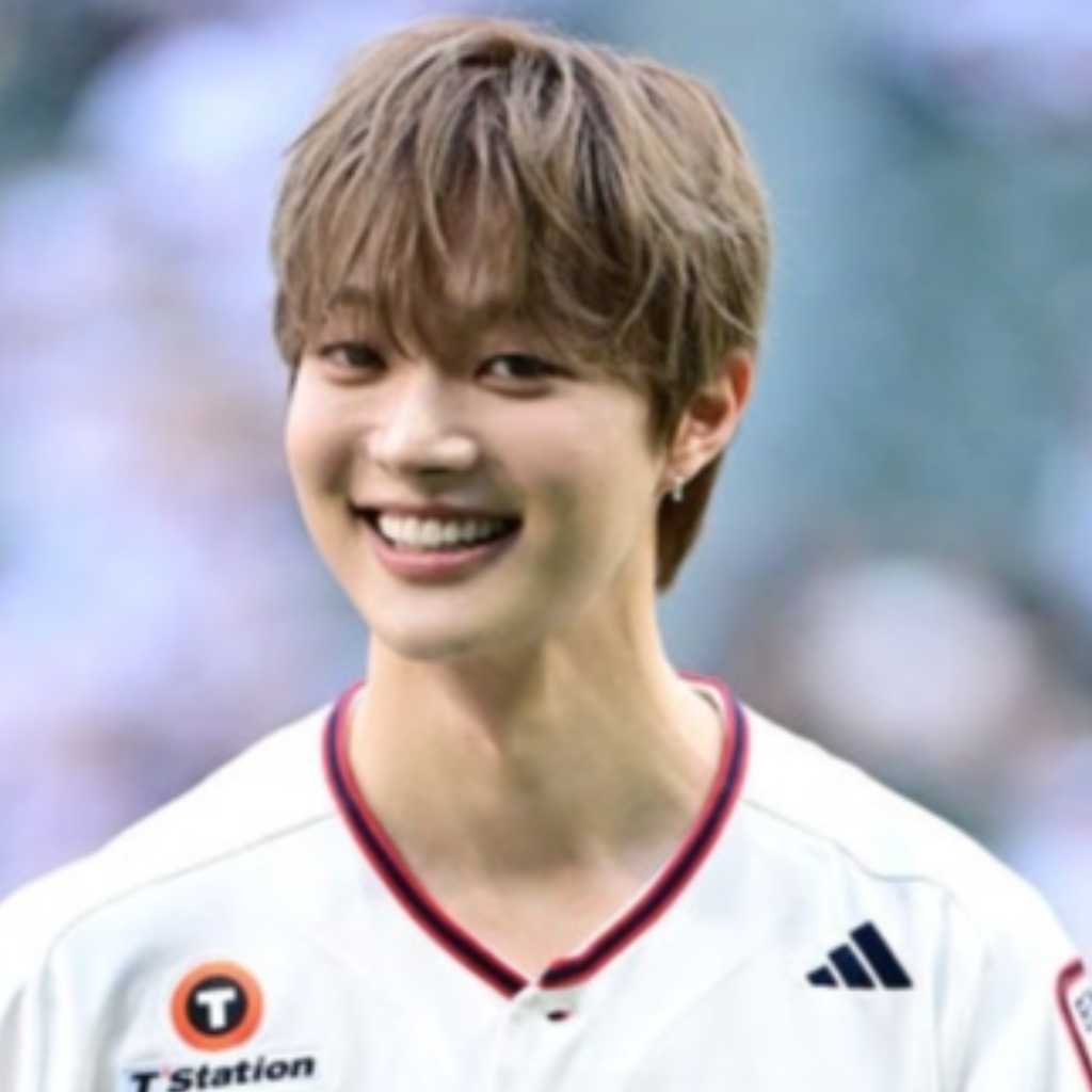 【PHOTO】&TEAMのEJ、始球式に登場…爽やかなユニフォーム姿