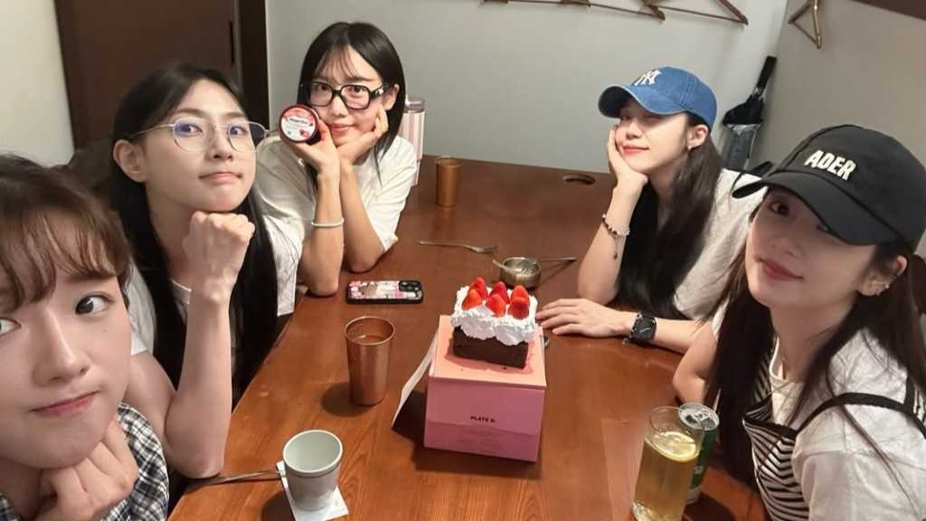 Apink、オ・ハヨンの誕生日を祝福…ソン・ナウンの姿は見られず