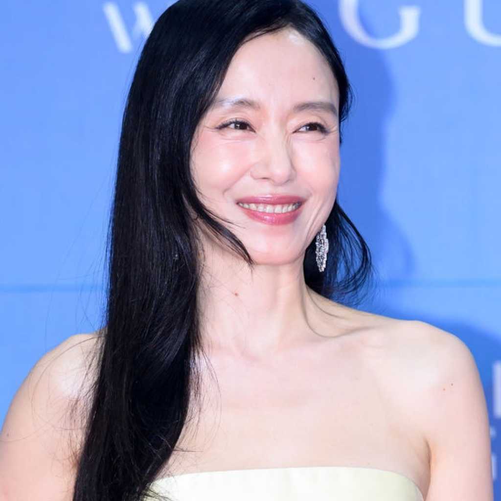 チョン・ドヨン、大胆な胸元ざっくりドレスが話題…「青龍シリーズアワード」に授賞者として登場