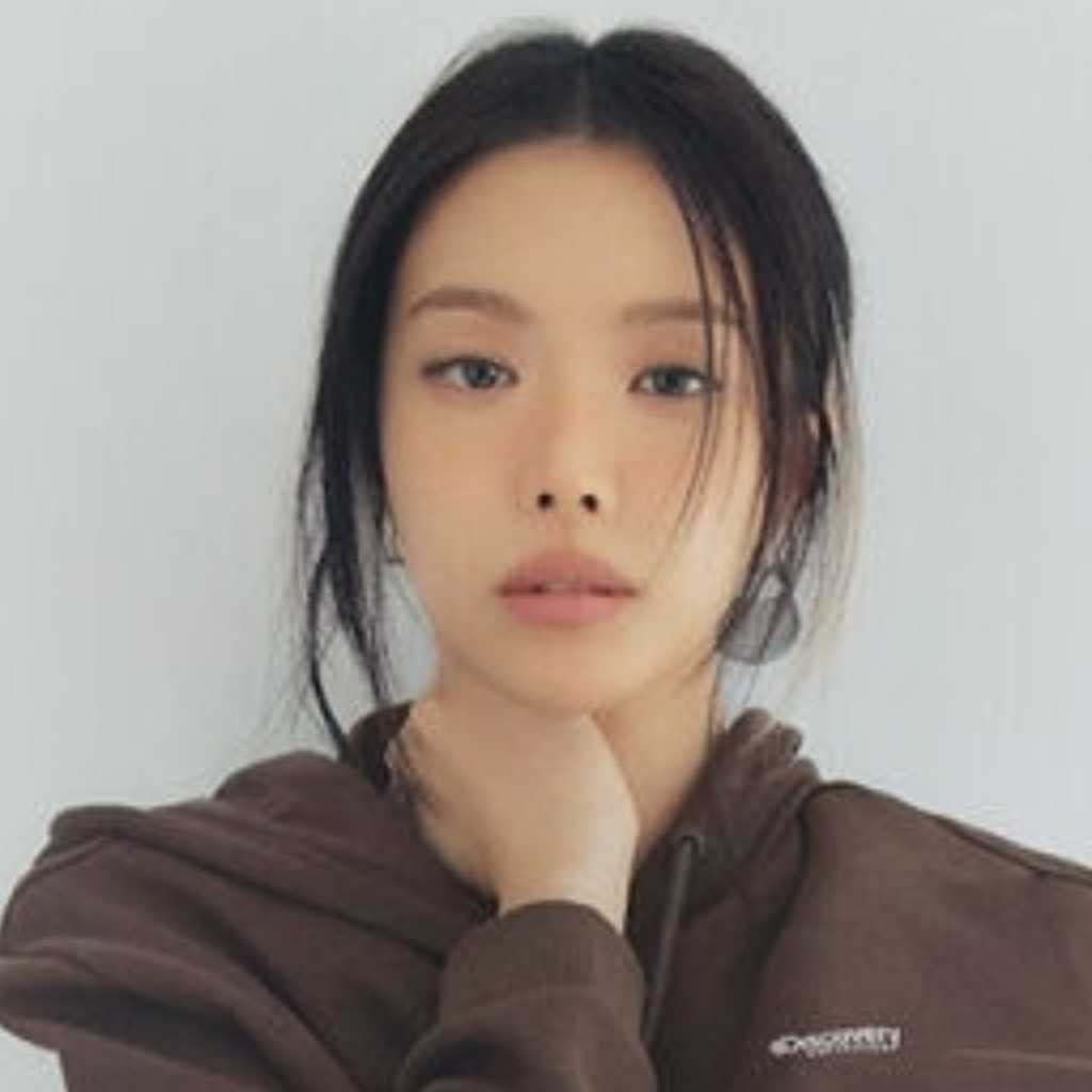 元Apink ソン・ナウン、スリムなウエストに驚き！グラビアで近況を明らかに