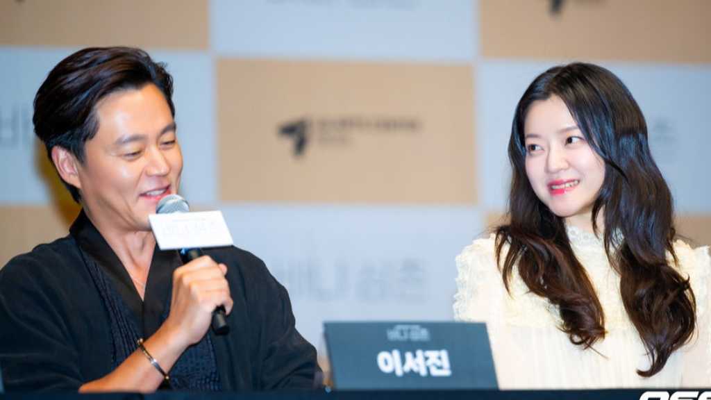 【PHOTO】イ・ソジン＆コ・アソンら、演劇「バンヤおじさん」制作発表会に出席