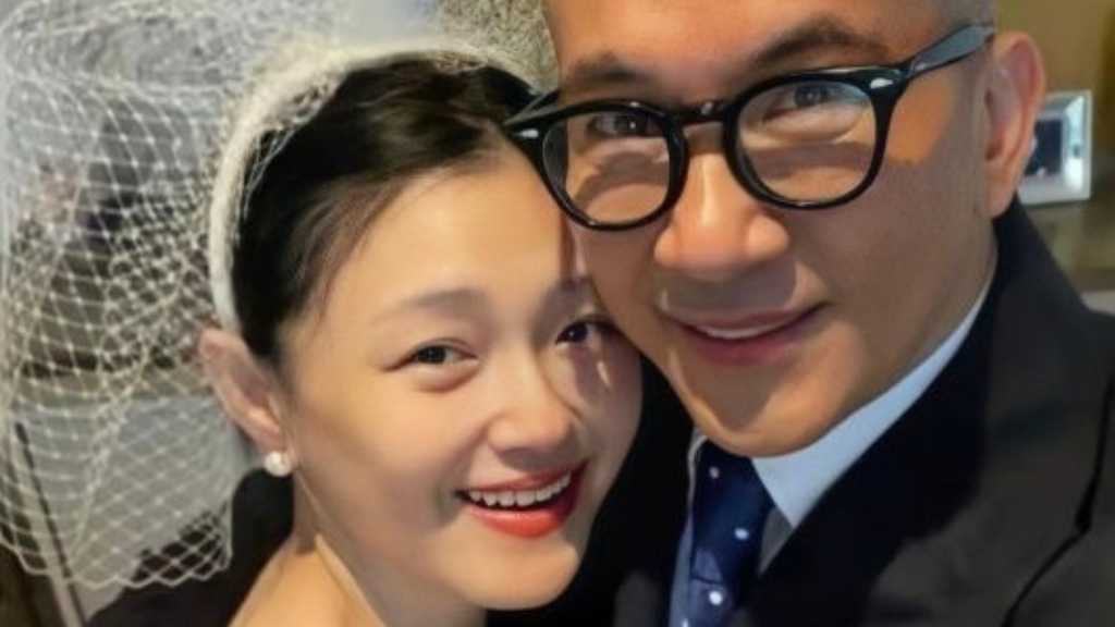 Clon ク・ジュンヨプ、妻バービィー・スーさんの葬儀に列席…痩せた姿で涙の別れ
