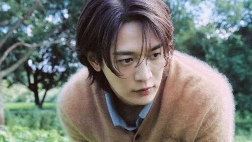 SHINee ミンホ、自然を背にあたたかみのあるスタイルで成熟した美しさを披露