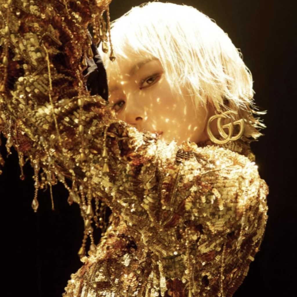 aespaのNINGNING、金髪ショート&ゴールドのドレス姿が話題!ゴージャスな魅力に視線釘付け