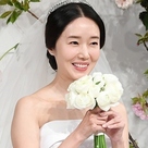 【PHOTO】イ・ジョンヒョン、結婚記念記者会見に登場…幸せいっぱいの笑顔